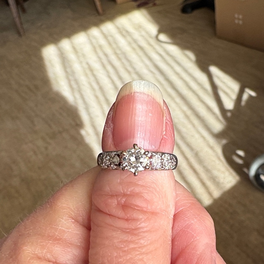 14K white Gold Elegant Diamond Ring!
